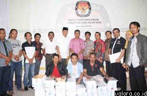 Calon perseorangan di Pilkada Payakumbuh, foto bersama dengan sekretariat dan komisioner KPU Limapuluh Kota. (istimewa)