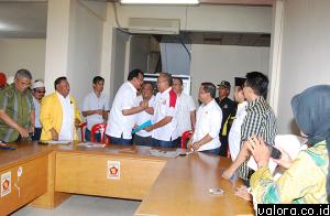 Ketua DPD Partai Golkar Sumbar, Hendra Irwan Rahim berangkulan dengan Syam Salam disaksikan Zulkifli Jailani (ketua panitia pendaftaran Partai Gerindra) dan lainnya, usai menyerahkan visi dan misi sebagai kepala daerah di pemilihan gubernur 2015, Kamis (2
