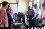 Kapolres Pessel, AKBP Deny Yuhasdi menandatangani MoU pengamanan pilkada disaksikan komisioner KPU Pessel, Jumat (26/6/2015) di kantor Polres Pessel. (istimewa)