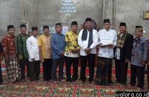 Ketua DPRD Sumbar, Hendra Irwan Rahim foto bersama dengan pengurus masjid Masjid Al Muttaqim, di Kelurahan Tanjung Pauh, Kecamatan Koto nan IV, Payakumbuh, Kamis (25/6/2015) malam. (istimewa)