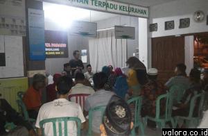 Komusioner KPU Padang Rizki Eka Putra, memberikan penjelasan pada Rapat Koordinasi PPK dan PPS se kecamatan Lubuk Begalung, (photo Istimewa)
