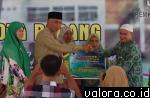 Wako Padang, Mahyeldi menyerahkan secara simbolis donasi kepada Ketua Baznas Kota Padang, Epi Santoso, saat pembukaan Semarak Ramadhan VII 1436 H/2015, Sabtu (27/6/2015) di pakir timur Masjid Nurul Iman. (Humas Pemko Padang)