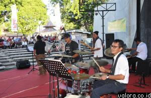 Gubernur Sumbar, Irwan Prayitno menabuh drum saat launching album religi keduanya di Gelanggang nan Bapaneh, Taman Budaya Padang, Sabtu (27/6/2015). (Humas Pemprov Sumbar)