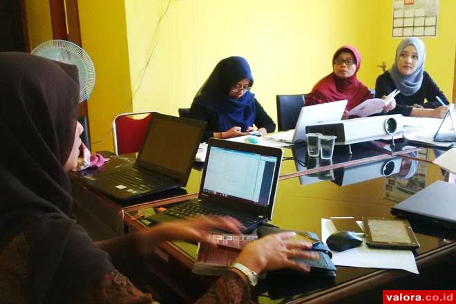 Komisioner KI Pusat, Dyah Aryani memberikan arahan pada asistensi dan koordinasi di KI Sumbar, Kamis (2/7/2015) di Padang. (istimewa)