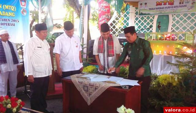 Wako Padang, Mahyeldi membuka secara resmi lomba Musabaqah Tilawatil Quran (MTQ) Tingkat Koperasi dan KJKS se-Kota Padang, Senin (6/7/2015) di kawasan Ujung Gurun. (Humas Pemko Padang)