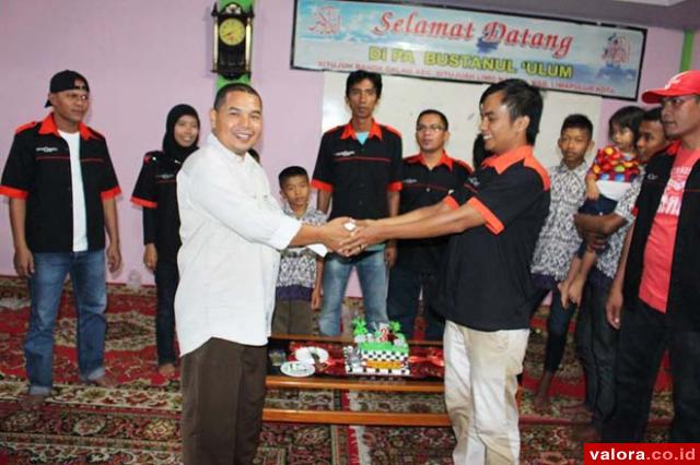 Ketua Great Corolla Club (GCC) Payakumbuh/Limapuluh Kota, Angga Steven menyerahkan bantuan kepada pengurus Panti Asuhan Bustanul Ulum. (istimewa)