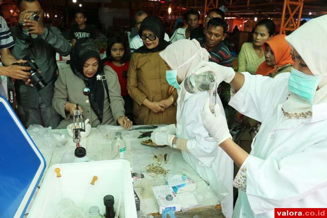 Tim Keamanan Pangan Segar Pemprov Sumbar, tengah meneliti sampel ikan kering di Pasar Ibuah, Kota Payakumbuh, Kamis (9/7/2015). Dari sejumlah sampel yang diteliti, hasilnya dilaporkan negatif zat berbahaya bagi kesehatan. (Humas Pemko Payakumbuh)
