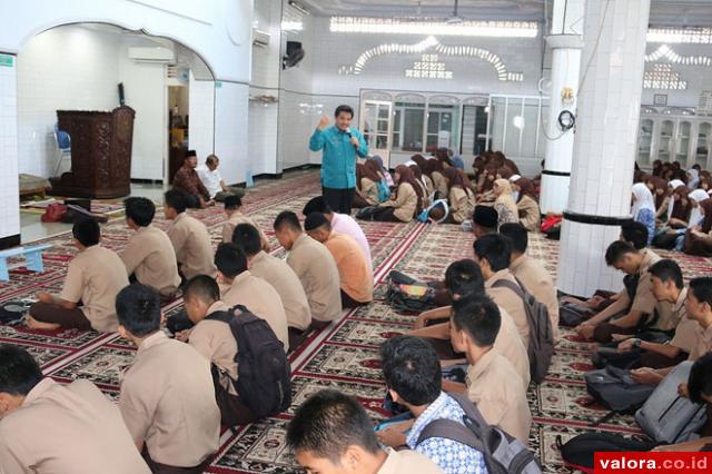 Sekdako Benni Warlis ketika memberikan pencerahan pada kegiatan Pesantren Ramadhan di Masjid Muslimin Labuh Baru, 14 Juli 2015. (Humas Pemko Payakumbuh)