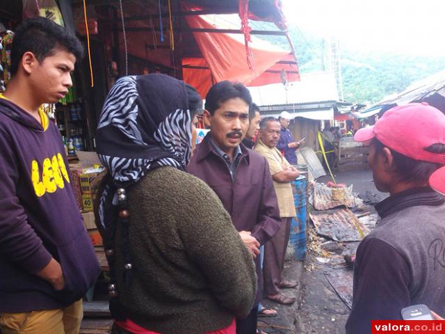 Wawako Padangpanjang, Mawardi berdialog dengan korban kebakaran di los penampungan Pasar Padangpanjang, yang terbakar Selasa (27/7/2015) dinihari. (istimewa)