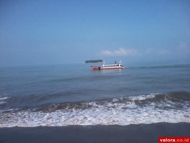 Kapal yang mengangkut warga yang akan berkunjung ke Pulau Angso Duo di Kota Pariaman. (foto fb Fernanda Effendi)