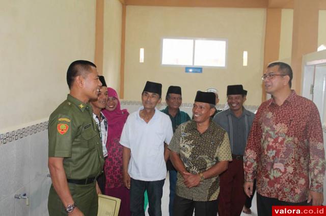 Walikota Payakumbuh, Riza Falepi Dt Rajo Ka Ompek Suku, resmikan pemakaian MCK    Menara Kelurahan Padang Kaduduk, Kecamatan Payakumbuh Utara dari Program Sanitasi Lingkungan Berbasis Masyarakat TA 2014. (istimewa)