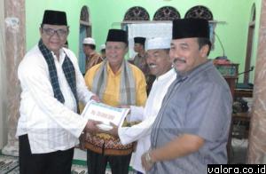 Ketua DPRD Sumbar, Hendra Irwan Rahim (kiri) menyerahkan bantuan senilai Rp20 juta bagi pengurus Masjid Raya Padang Sarai, Jorong Padang Sarai, Nagari  Aia Manggih, Kecamatan Lubuak Sikapiang, Pasaman, Selasa (30/6/2015). (istimewa)