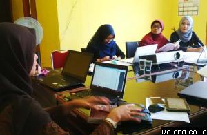 Komisioner KI Pusat, Dyah Aryani memberikan arahan pada asistensi dan koordinasi di KI Sumbar, Kamis (2/7/2015) di Padang. (istimewa)