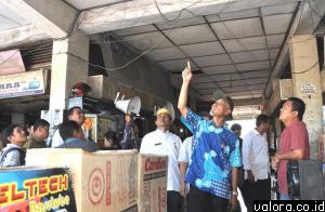 Wako Padang, Mahyeldi memerhatikan loteng di lantai II Blok A yang dikeluhkan pedagang kerap mengalami kebocoran jika hujan lebat turun. (Humas Pemko Padang)