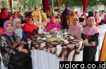 Suasana berbuka bersama di rumah dinas walikota, dihadiri TP-PKK, Dharmawanita dan GOW serta berbagai elemen masyarakat lainnya. (Humas Payakumbuh)
