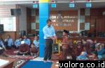 Seorang anak yatim menerima paket dari seorang karyawan KPP Pratama Payakumbuh yang menggelar acara menebar keberkahan Ramadhan antar sesama, dalam agenda bertajuk 'Pisah Sambut dan Buka Bersama Anak Yatim,' Rabu (1/7/2015). (istimewa)