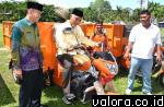 Wako Padang, Mahyeldi melakukan uji coba kendaraan becak motor (betor) sampah, yang akan digunakan untuk mengangkut sampah yang telah dikumpulkan petugas kebersihan. (Humas Pemko Padang)