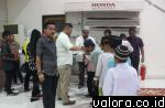 Direktur Utama PT Honda Gajah Motor, Alberto Gani, menyerahkan santunan kepada anak yatim dan miskin dari sejumlah panti asuhan di Kota Padang, Sabtu (4/7/2015) dalam agenda buka bersama. (istimewa)