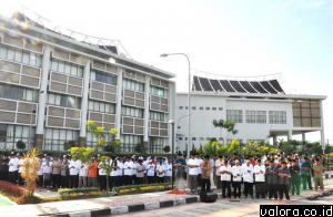 ASN Pemko Padang, menggelar shalat Istisqa' di pelataran parkir balai kota di Aiapacah, Selasa (7/7/2015). Shalat Istisqa' ini, merupakan permohonan kepada Allah SWT untuk diturunkan hujan. (Humas Pemko Padang)