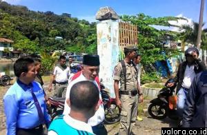 Wako Padang, Mahyeldi dan rombongan, saat meninjau daerah aliran sungai (DAS) di kawasan Muaro, Padang Selatan. (Humas Pemko Padang)