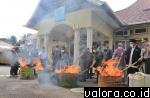 Kejari Payakumbuh, Hasbih bersama unsur muspida dan BNN Kota Payakumbuh, membakar narkoba jenis ganja, Kamis (9/7/2015) di halaman kantor Kejaksaan Tinggi Payakumbuh, Simpang Pincuran Soekarno Hatta. (Humas Pemko Payakumbuh)