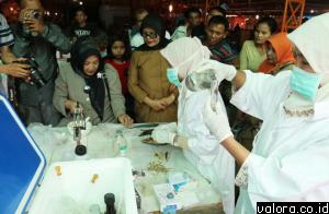 Tim Keamanan Pangan Segar Pemprov Sumbar, tengah meneliti sampel ikan kering di Pasar Ibuah, Kota Payakumbuh, Kamis (9/7/2015). Dari sejumlah sampel yang diteliti, hasilnya dilaporkan negatif zat berbahaya bagi kesehatan. (Humas Pemko Payakumbuh)