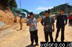 Sekda Padang, Nasir Ahmad saat meninjau lokasi pelebaran jalur II Bypass Padang. (Humas Pemko Padang)