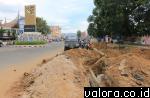 Pelebaran Jalan Sudirman yang dimulai dari Tugu Adipura Payakumbuh, menyebabkan pipa PDAM harus direlokasi agar tidak menyebabkan kerusakan di kemudian hari. (humas)