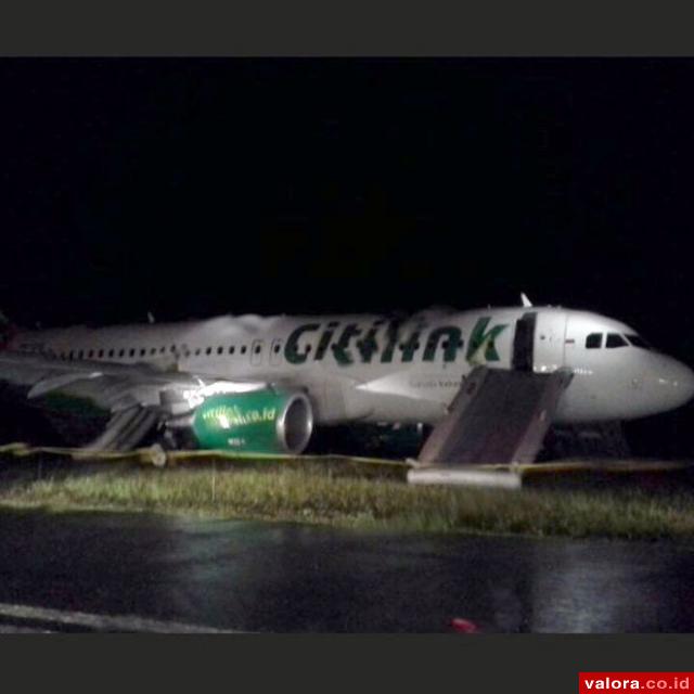 Inilah foto pesawat Citilink yang tergelincir di BIM, akibat mendarat keras, Sabtu (2/8/2015), sekitar pukul 19.45 WIB yang beredar luas secara viral di media sosial dan grup smart phone. (facebook)