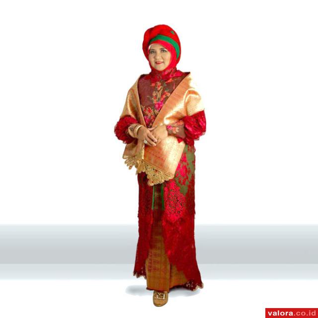 Ketua Dekranasda Sumbar, Nevi Irwan Prayitno mengenakan songket khas Minang. (facebook)