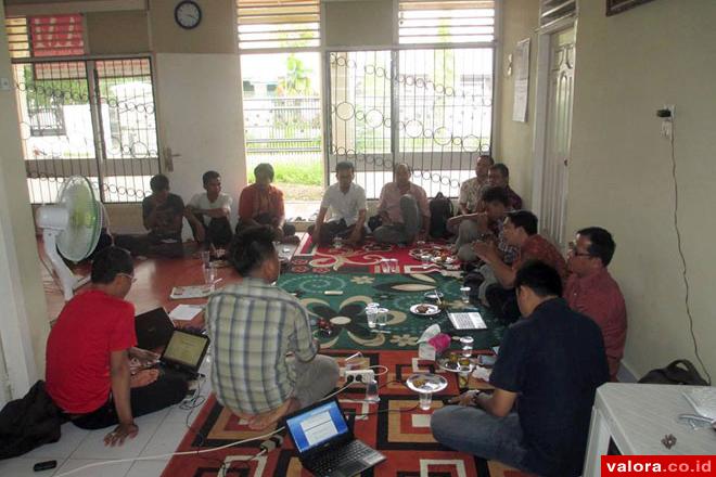 Komisi Informasi (KI) Sumbar, mempersiapkan Pakta Integritas Pilkada bersama sejumlah lembaga swadaya masyarakat (LSM) seperti LBH Padang, PBHI dan KPMM, di kantor PBHI Kota Padang, Senin (3/8/2015). (istimewa)
