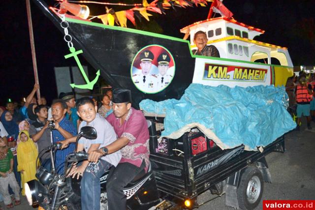 Salah satu peserta pawai Telong-telong di malam peringatan HUT Padang ke-346, menampilkan miniatur kapal dengan merk lambung KM Mahem. (humas)