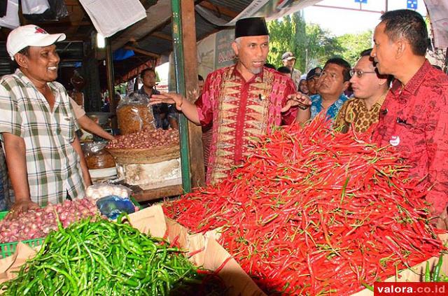 Wako Padang, Mahyeldi meninjau pedagang cabai di Pasar Raya bersama pejabat terkait. Tingginya tingkat konsumsi cabai di Sumbar secara umum, menjadikan komoditi ini sebagai salah satu faktor penyumbang inflasi setiap tahunnya. (humas)