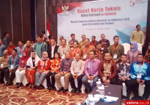Ketua KI Pusat, Abdul Hamid Dipopramono foto bersama dengan para ketua KI se-Indonesia saat Rapat Kerja Teknis (Rakernis) KI, Jumat (21/8/205) di Hotel Atria Tanggerang. (istimewa)