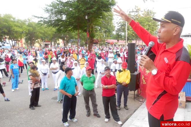 Wako Padang, Mahyeldi didepan peserta senam pagi di GOR Agus Salim. Senam ini digelar setiap minggu dan diikuti berbagai lapisan masyarakat. (humas)