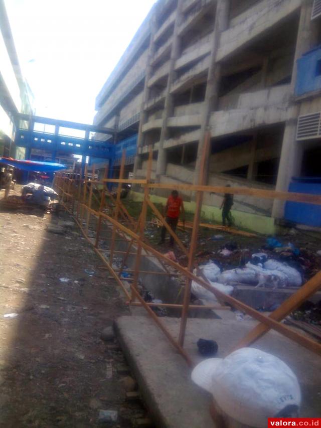 Pasar Raya Padang, merupakan urat nadi perekonomian di Kota Padang. Banyak pedagang kecil menggerakan roda bisnisnya di pasar yang terletak di jatung kota itu. (humas)