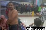Seorang penumpang Citilink terpaksa membuka baju dan bercelana pendek, Minggu (2/8/2018) malam, setelah pesawat yang ditumpanginya dari Jakarta mendarat keras di BIM hingga tergelincir di landasan pacu bandara. (istimewa)