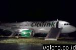 Inilah foto pesawat Citilink yang tergelincir di BIM, akibat mendarat keras, Sabtu (2/8/2015), sekitar pukul 19.45 WIB yang beredar luas secara viral di media sosial dan grup smart phone. (facebook)