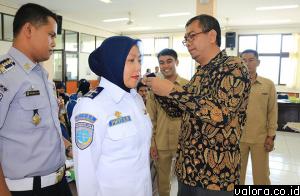 Wako Payakumbuh, Riza Falepi secara simbolis memasangkan tanda pangkat pakaian Dinas Perhubungan yang baru. (humas)