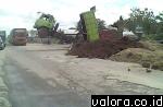 Tak cermat dalam menurunkan muatan, sebuah truk pengangkut tanah timbunan untuk pekerjaan pembangunan Jalur II Bypass Padang, jumping hingga menghalangi arus lalu lintas, Rabu (5/8/2015). Truk ini akhirnya memicu kemacetan cukup panjang pada saat kejadian