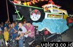 Salah satu peserta pawai Telong-telong di malam peringatan HUT Padang ke-346, menampilkan miniatur kapal dengan merk lambung KM Mahem. (humas)