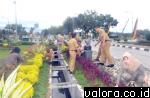 Aksi bersih lingkungan taman di kantor balai kota Padang di kawasan Aiapacah, dilakukan PNS pada waktu tertentu. (humas)