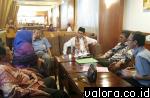 Gubernur Sumbar, Irwan Prayitno bersama Deputi Pemasaran Kementerian Koperasi dan UKM beserta sejumlah tokoh di Jakarta, Sabtu (8/8/2015) membahas tentang branding Rendang dan pengembangan UMKM di Sumbar. (facebook)