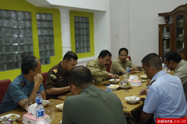 Wako Padangpanjang, Hendri Arnis menemani Pj Gubernur Sumbar, Donny Moenek, Hendra Irwan Rahim (ketua DPRD Sumbar) dan jajaran muspida provinsi, sarapan pagi di rumah dinasnya, jelang mengikuti upacara peringatan HUT Polwan ke-67 di Bukittinggi, Selasa (1