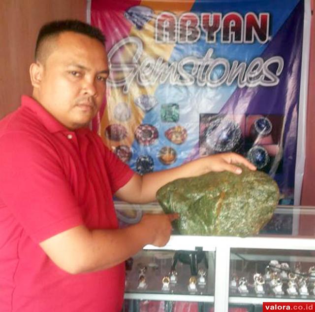 Pemilik Abyan Gemstone Padang, Febri Naldi bersama salah satu batu akik koleksi di galerinya di pinggir jalan raya Ampang-Bypass tepatnya di Jl Ampang Kampuang Kalawi No 26-27 Simpang Cubadakaia. (istimewa)
