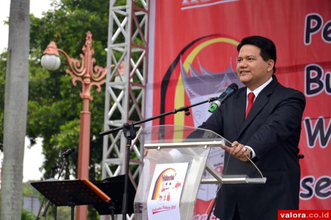Ketua KPU RI, Husni Kamil Manik, saat menyampaikan harapannya pada ikrar peserta pemilihan serentak Sumbar 2015, Rabu (9/9/2015) di halaman kantor gubernur Sumbar, Jl Sudirman, Padang. (humas)