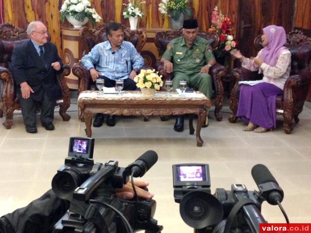 Wako Padang Mahyeldi bersama tim pakar, Prof Helmi dan Mr. Alan, Senator asal Perth, Australia, saat proses taping di salah satu media televisi, tentang Indonesia-Indian Ocean Local Government Forum (IIOLGF) pada Selasa (8/9/2015).