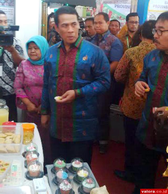 Mentan RI, Amran Sulaiman, mencicipi produk UKM asal Sumbar saat pameran nasional ketahanan pangan, Selasa (15/9/2015) di Padang. (vebi rikiyanto/valoranews)