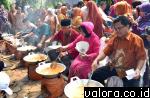 Kepala Dinas Pariwisata dan Budaya Sumbar, Burhasman Bur, Esthy Reko Astuty (Deputi Kementrian Pariwisata), Mahyeldi (Wako Padang), Roseno Arya (Asisten Deputi Kemenpar) dan Emzalmi (Wawako Padang), mangaduk santan jelang masak jadi rendang pada Festival 