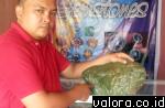 Pemilik Abyan Gemstone Padang, Febri Naldi bersama salah satu batu akik koleksi di galerinya di pinggir jalan raya Ampang-Bypass tepatnya di Jl Ampang Kampuang Kalawi No 26-27 Simpang Cubadakaia. (istimewa)